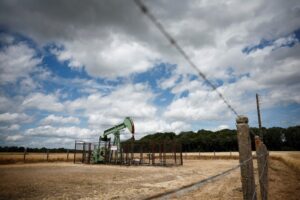 Global Oil Prices Edge Higher as Middle East Supply Risks Resurface