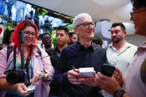 APPLE LOSES KEY IPHONE LIEUTENANTS