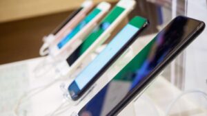 Smartphone Industry Ends 2025 Searching for the Next Growth Engine