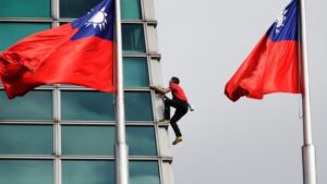 Alex Honnold Scales Taipei 101 Without Ropes in Live-Streamed Climb